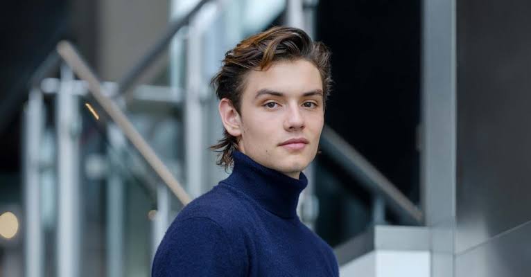 Louis Partridge Biography: Age, Height, Sister, Family, Net Worth, Parents, Siblings, Girlfriend, Instagram, Wiki, Wife