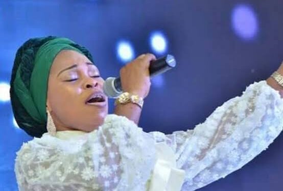 Tope Alabi Biography: Age, Wife, Net Worth, Parents, Siblings, Children, Family, State of Origin, Tribe, House